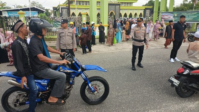 PENGAMANAN : Personel Polres Gumas bersama TNI ketika melakukan pengamanan di sejumlah masjid yang melaksanakan salat idulfitri 1447 hijriah tahun 2026, Sabtu, 21 Maret 2026.