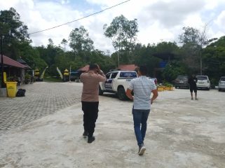 PATROLI : Personel Polres Gumas ketika melakukan patroli di lokasi objek wisata Air Terjun Batu Mahasur Kuala Kurun, Minggu, 22 Maret 2026.