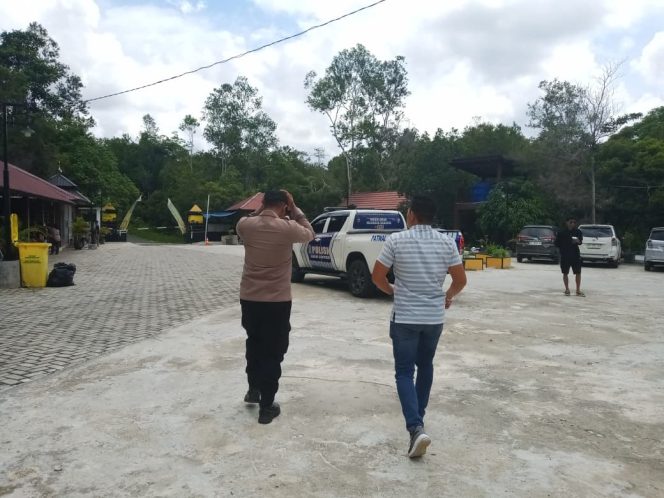
					PATROLI : Personel Polres Gumas ketika melakukan patroli di lokasi objek wisata Air Terjun Batu Mahasur Kuala Kurun, Minggu, 22 Maret 2026.
