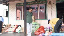 FOTO : Suasana saat Wabup Firdaus mengunjungi warga terdampak kebakaran di Desa Tumbang Gaei.
