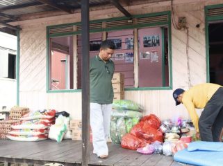 FOTO : Suasana saat Wabup Firdaus mengunjungi warga terdampak kebakaran di Desa Tumbang Gaei.
