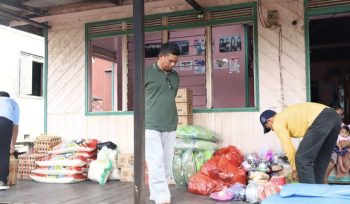 FOTO : Suasana saat Wabup Firdaus mengunjungi warga terdampak kebakaran di Desa Tumbang Gaei.