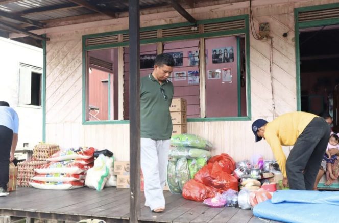 
					FOTO : Suasana saat Wabup Firdaus mengunjungi warga terdampak kebakaran di Desa Tumbang Gaei.
