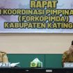 FOTO : Bupati Katingan saat pimpin rapat bersama Forkopimda. 