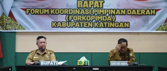 
					FOTO : Bupati Katingan saat pimpin rapat bersama Forkopimda. 