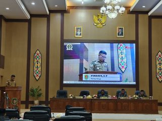 FOTO : Wakil Bupati Katingan saat menyampaikan pidato pengantar Bupati Katingan terkait LKPJ, pada rapat Paripurna DPRD Katingan.