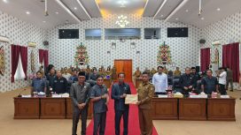 FOTO : Wabup Firdaus, saat menyerahkan LKPJ ke pihak DPRD Kabupaten Katingan.