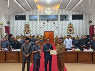 FOTO : Wabup Firdaus, saat menyerahkan LKPJ ke pihak DPRD Kabupaten Katingan.