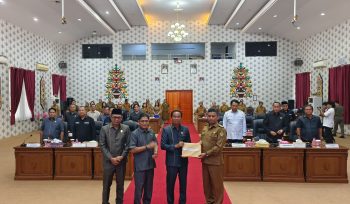 FOTO : Wabup Firdaus, saat menyerahkan LKPJ ke pihak DPRD Kabupaten Katingan.