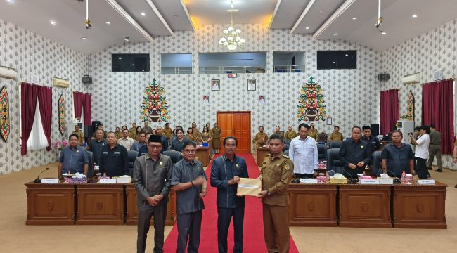 FOTO : Wabup Firdaus, saat menyerahkan LKPJ ke pihak DPRD Kabupaten Katingan.