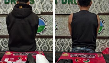 AMANKAN : Kedua tersangka yakni S (27) dan A (37) beserta barang bukti paket sabu, ketika diamankan di kantor Satres Narkoba Polres Gumas, Selasa, 14 April 2026.