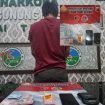 AMANKAN : Tersangka R (33) beserta barang bukti sabu ketika diamankan di Kantor Satres Narkoba Polres Gumas, Rabu, 15 April 2026.