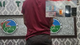 AMANKAN : Tersangka R (33) beserta barang bukti sabu ketika diamankan di Kantor Satres Narkoba Polres Gumas, Rabu, 15 April 2026.