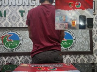 AMANKAN : Tersangka R (33) beserta barang bukti sabu ketika diamankan di Kantor Satres Narkoba Polres Gumas, Rabu, 15 April 2026.