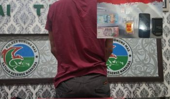AMANKAN : Tersangka R (33) beserta barang bukti sabu ketika diamankan di Kantor Satres Narkoba Polres Gumas, Rabu, 15 April 2026.