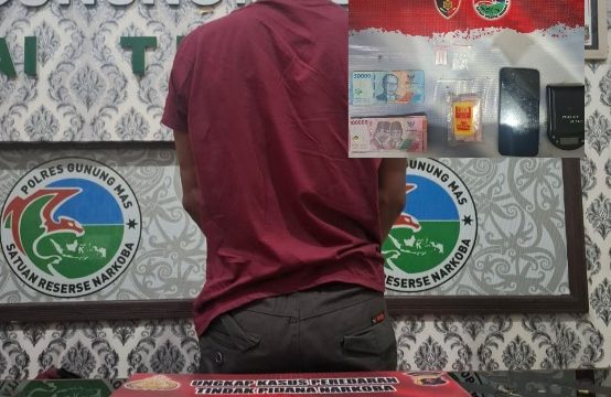 AMANKAN : Tersangka R (33) beserta barang bukti sabu ketika diamankan di Kantor Satres Narkoba Polres Gumas, Rabu, 15 April 2026.
