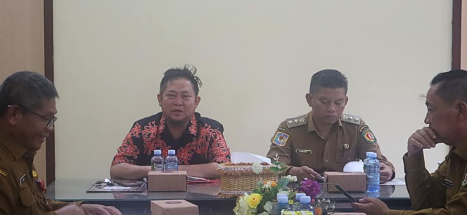 
					FOTO : Bupati didampingi Wakil Bupati dan Sekda serta Sejumlah Kepala SOPD. 