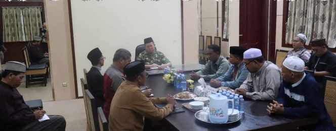 
					FOTO : Suasana pelaksanaan rapat Bupati bersama organisasi keagamaan di Kabupaten Katingan.
