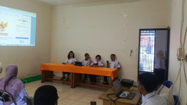 FOTO : Kepala Diskominfostandi dan jajaran saat simulasi penggunaan TTE dan Srikandi, di Dinas PMD setempat.