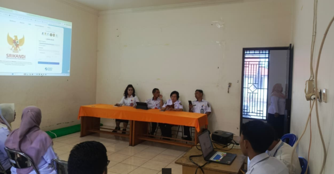 
					FOTO : Kepala Diskominfostandi dan jajaran saat simulasi penggunaan TTE dan Srikandi, di Dinas PMD setempat.