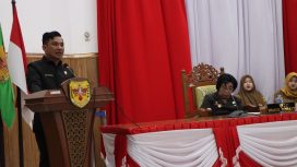 SAMPAIKAN : Juru Bicara DPRD Kabupaten Gumas Herda ketika menyampaikan rekomendasi DPRD atas LKPj Bupati tahun 2025, pada rapat paripurna ke-2 masa persindangan II tahun sidang 2026, Senin, 13 April 2026.