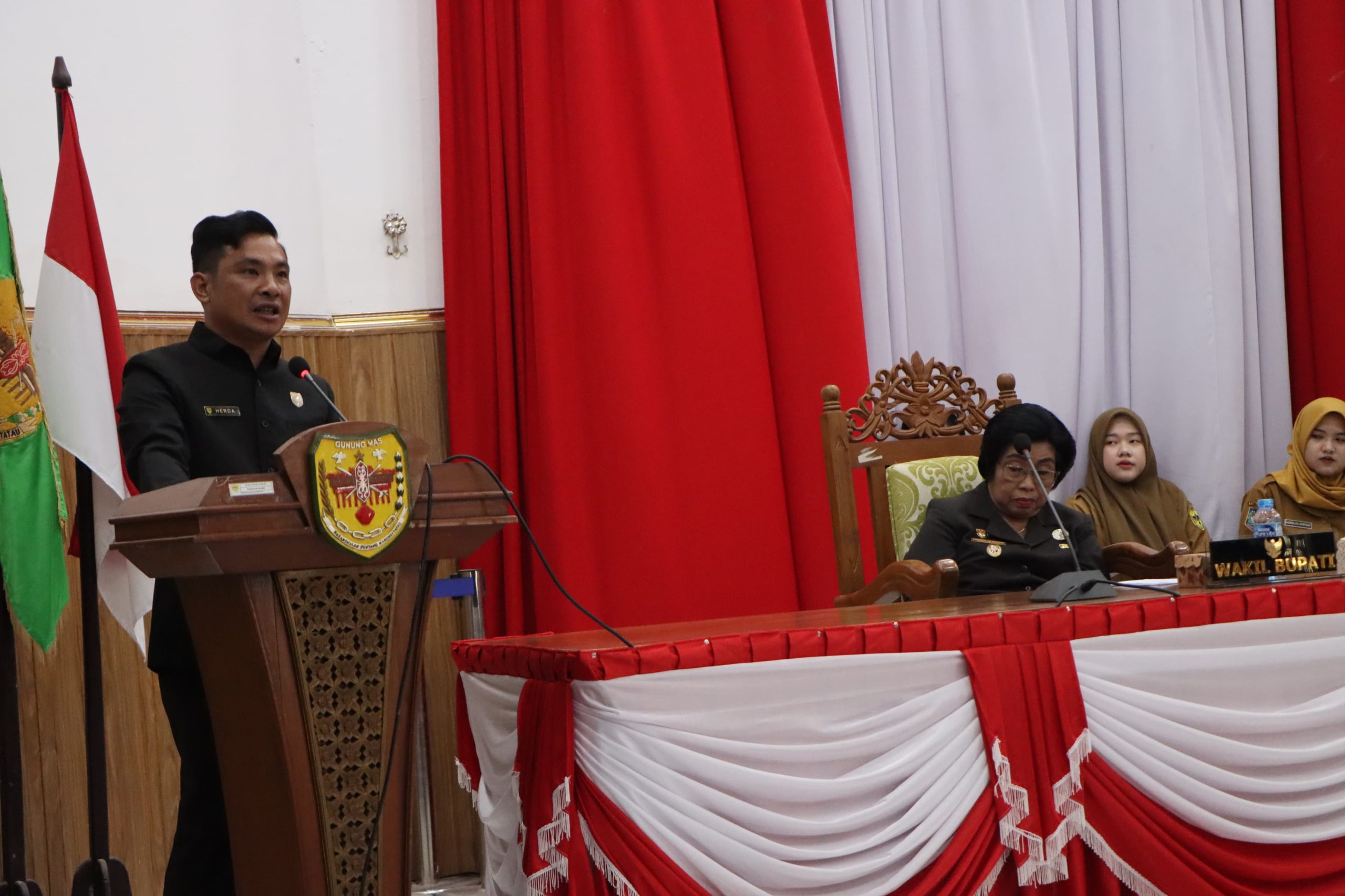 SAMPAIKAN : Juru Bicara DPRD Kabupaten Gumas Herda ketika menyampaikan rekomendasi DPRD atas LKPj Bupati tahun 2025, pada rapat paripurna ke-2 masa persindangan II tahun sidang 2026, Senin, 13 April 2026.