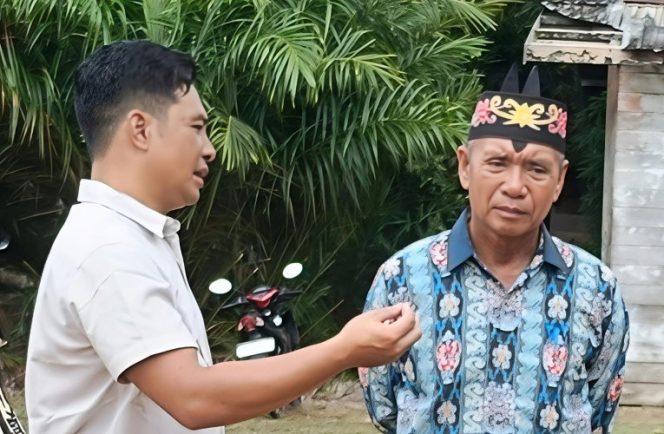 
					BERBINCANG : Anggota Komisi III DPRD Kabupaten Gumas Herda (kiri) berbincang dengan Damang Kepala Adat Kecamatan Rungan Kuling, belum lama ini.