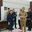 BERSAMA : Anggota DPRD Kabupaten Gumas Rayaniatie Djangkan bersama Bupati Jaya Samaya Monong dalam suatu kegiatan, belum lama ini.
