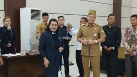 BERSAMA : Anggota DPRD Kabupaten Gumas Rayaniatie Djangkan bersama Bupati Jaya Samaya Monong dalam suatu kegiatan, belum lama ini.