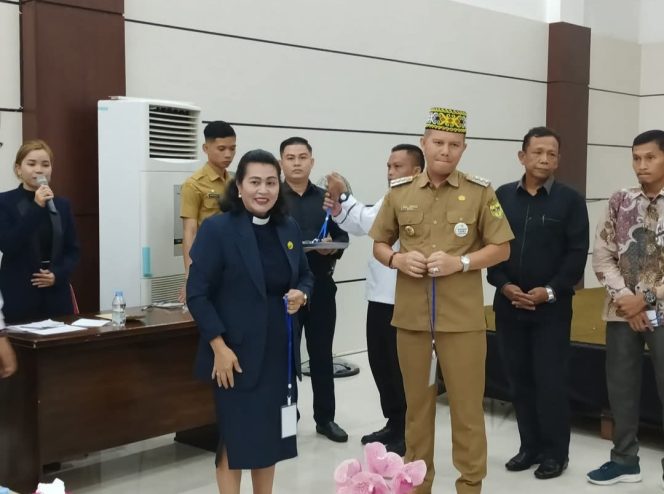 
					BERSAMA : Anggota DPRD Kabupaten Gumas Rayaniatie Djangkan bersama Bupati Jaya Samaya Monong dalam suatu kegiatan, belum lama ini.