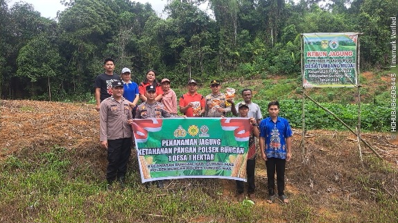 FOTO BERSAMA : Kapolsek Rungan Ipda Muhamad Helmi Hakim, S.H, dan personel polsek, saat berfoto bersama dengan pemerintah desa dan pengurus BUMDes, usai penanaman jagung hibrida, di Kebun PKK Desa, Jumat, 3 April 2026.