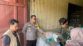 SERAHKAN : Kapolsek Rungan Ipda Muhamad Helmi Hakim, S.H, bersama personel polsek, ketika menyerahkan hasil panen jagung hibrida ke Bulog Palangka Raya, Kamis, 9 April 2026.