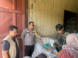SERAHKAN : Kapolsek Rungan Ipda Muhamad Helmi Hakim, S.H, bersama personel polsek, ketika menyerahkan hasil panen jagung hibrida ke Bulog Palangka Raya, Kamis, 9 April 2026.