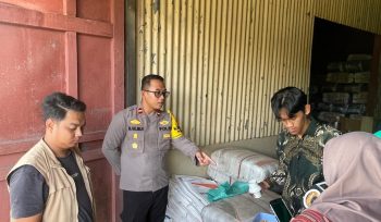 SERAHKAN : Kapolsek Rungan Ipda Muhamad Helmi Hakim, S.H, bersama personel polsek, ketika menyerahkan hasil panen jagung hibrida ke Bulog Palangka Raya, Kamis, 9 April 2026.