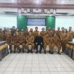 FOTO BERSAMA : Kepala DPMD Kabupaten Gumas didampingi Ketua Panitia Dedi Koesnawan, berfoto bersama dengan peserta pelatihan penginputan dan pengupdate prodeskel tahun 2026, di aula kantor bapperida setempat, Senin, 13 April 2026.