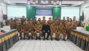 FOTO BERSAMA : Kepala DPMD Kabupaten Gumas didampingi Ketua Panitia Dedi Koesnawan, berfoto bersama dengan peserta pelatihan penginputan dan pengupdate prodeskel tahun 2026, di aula kantor bapperida setempat, Senin, 13 April 2026.