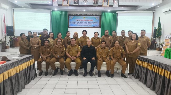 FOTO BERSAMA : Kepala DPMD Kabupaten Gumas didampingi Ketua Panitia Dedi Koesnawan, berfoto bersama dengan peserta pelatihan penginputan dan pengupdate prodeskel tahun 2026, di aula kantor bapperida setempat, Senin, 13 April 2026.