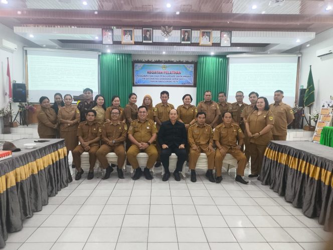 
					FOTO BERSAMA : Kepala DPMD Kabupaten Gumas didampingi Ketua Panitia Dedi Koesnawan, berfoto bersama dengan peserta pelatihan penginputan dan pengupdate prodeskel tahun 2026, di aula kantor bapperida setempat, Senin, 13 April 2026.