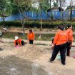 BERSIHKAN : Personel Satlantas Polres Gumas dan petugas kebersihan ketika membersihkan pasir yang ada di Bundaran Kota Kuala Kurun, Rabu, 22 April 2026.