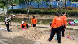 BERSIHKAN : Personel Satlantas Polres Gumas dan petugas kebersihan ketika membersihkan pasir yang ada di Bundaran Kota Kuala Kurun, Rabu, 22 April 2026.