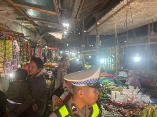 PATROLI : Personel gabungan Polres Gumas ketika melakukan patroli di pusat keramaian dan objek vital, Sabtu, 25 April 2026.
