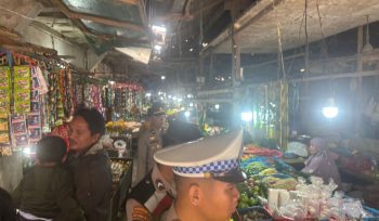 PATROLI : Personel gabungan Polres Gumas ketika melakukan patroli di pusat keramaian dan objek vital, Sabtu, 25 April 2026.
