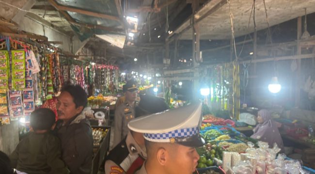 PATROLI : Personel gabungan Polres Gumas ketika melakukan patroli di pusat keramaian dan objek vital, Sabtu, 25 April 2026.
