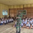 FOTO : Danramil 06/Tewang Sanggalang Garing, Kapten CAJ Suboroto, saat melaksanakan penyuluhan Wasbang dan Bela Negara.