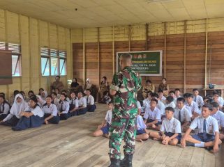FOTO : Danramil 06/Tewang Sanggalang Garing, Kapten CAJ Suboroto, saat melaksanakan penyuluhan Wasbang dan Bela Negara.