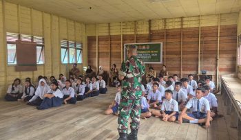 FOTO : Danramil 06/Tewang Sanggalang Garing, Kapten CAJ Suboroto, saat melaksanakan penyuluhan Wasbang dan Bela Negara.