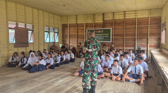 FOTO : Danramil 06/Tewang Sanggalang Garing, Kapten CAJ Suboroto, saat melaksanakan penyuluhan Wasbang dan Bela Negara.
