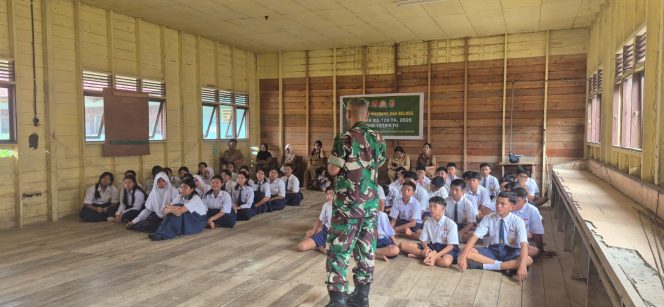 
					FOTO : Danramil 06/Tewang Sanggalang Garing, Kapten CAJ Suboroto, saat melaksanakan penyuluhan Wasbang dan Bela Negara.