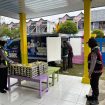 KAWAL : Personel Polwan Polres Gumas mengawal distribusi porsi MBG ke sejumlah sekolah, Senin, 27 April 2026.