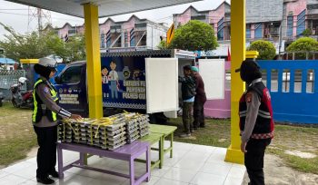 KAWAL : Personel Polwan Polres Gumas mengawal distribusi porsi MBG ke sejumlah sekolah, Senin, 27 April 2026.